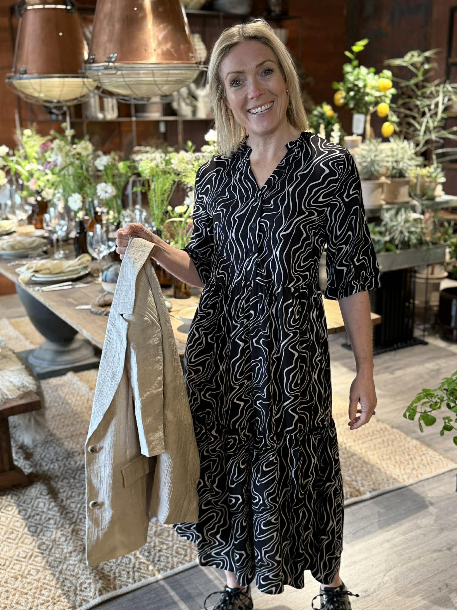 VMEASY Long Dress - Black m. sand mønster